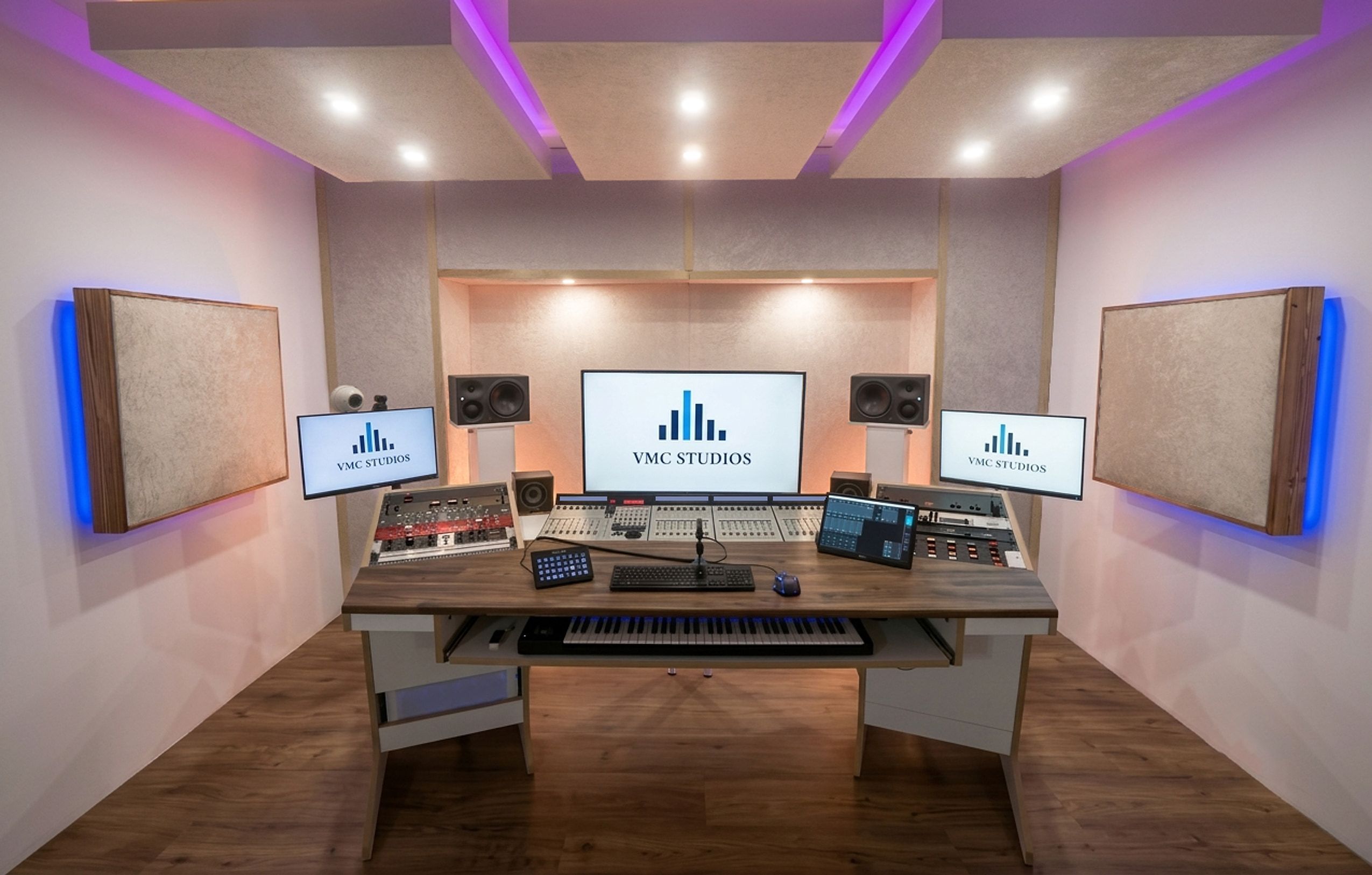 Regieraum von VMC Studios in Köln mit Mischpult, Studiomonitoren und Akustikelementen